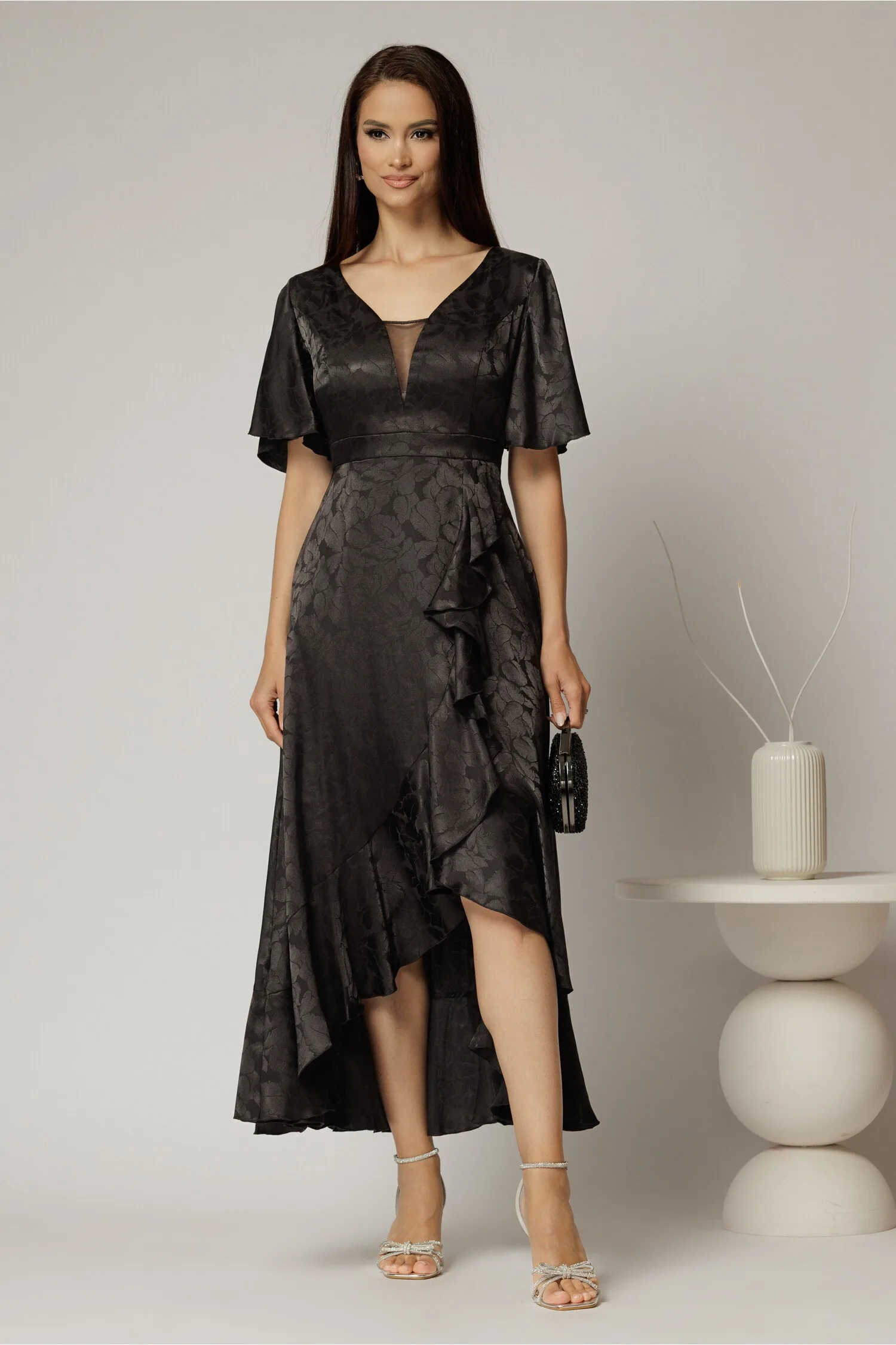 Rochie neagra lunga din satin in clos cu volan si crapatura pe fusta