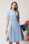 Rochie office din stofa bleu cu croi petrecut si nasturi in talie