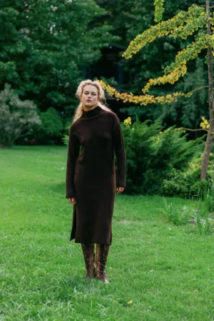 Rochie-pulover cu slituri laterale la terminatie