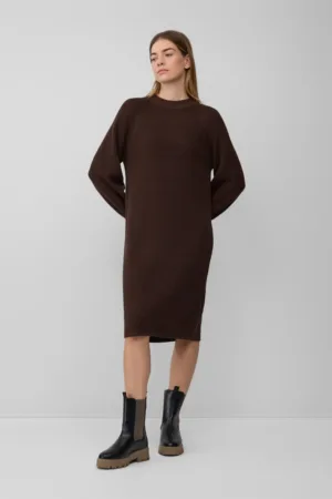 Rochie-pulover lejera cu decolteu la baza gatului