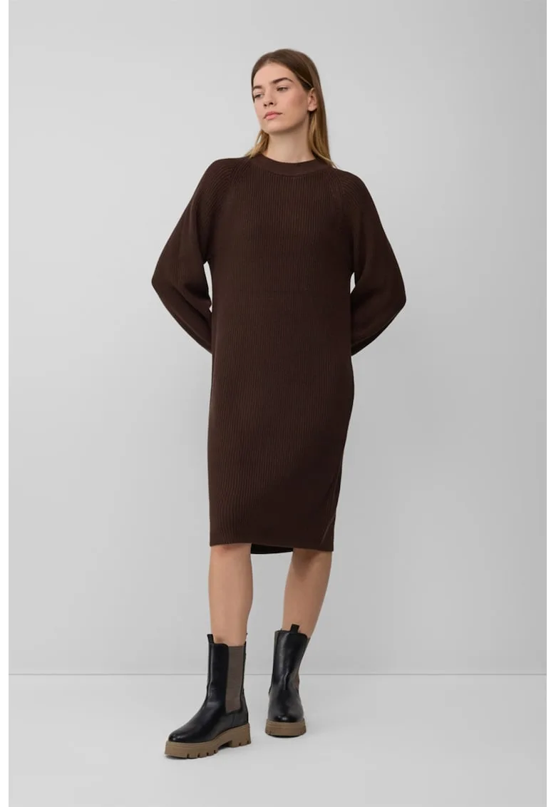 Rochie-pulover lejera cu decolteu la baza gatului