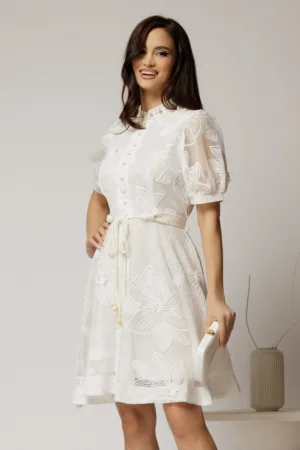 Rochie scurta alba din dantela cu nasturi si cordon impletit