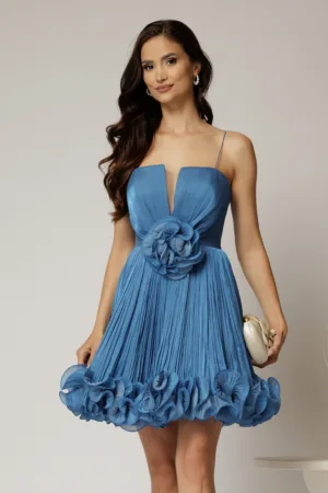 Rochie scurta albastra din voal in clos cu volanase si floare maxi pe talie