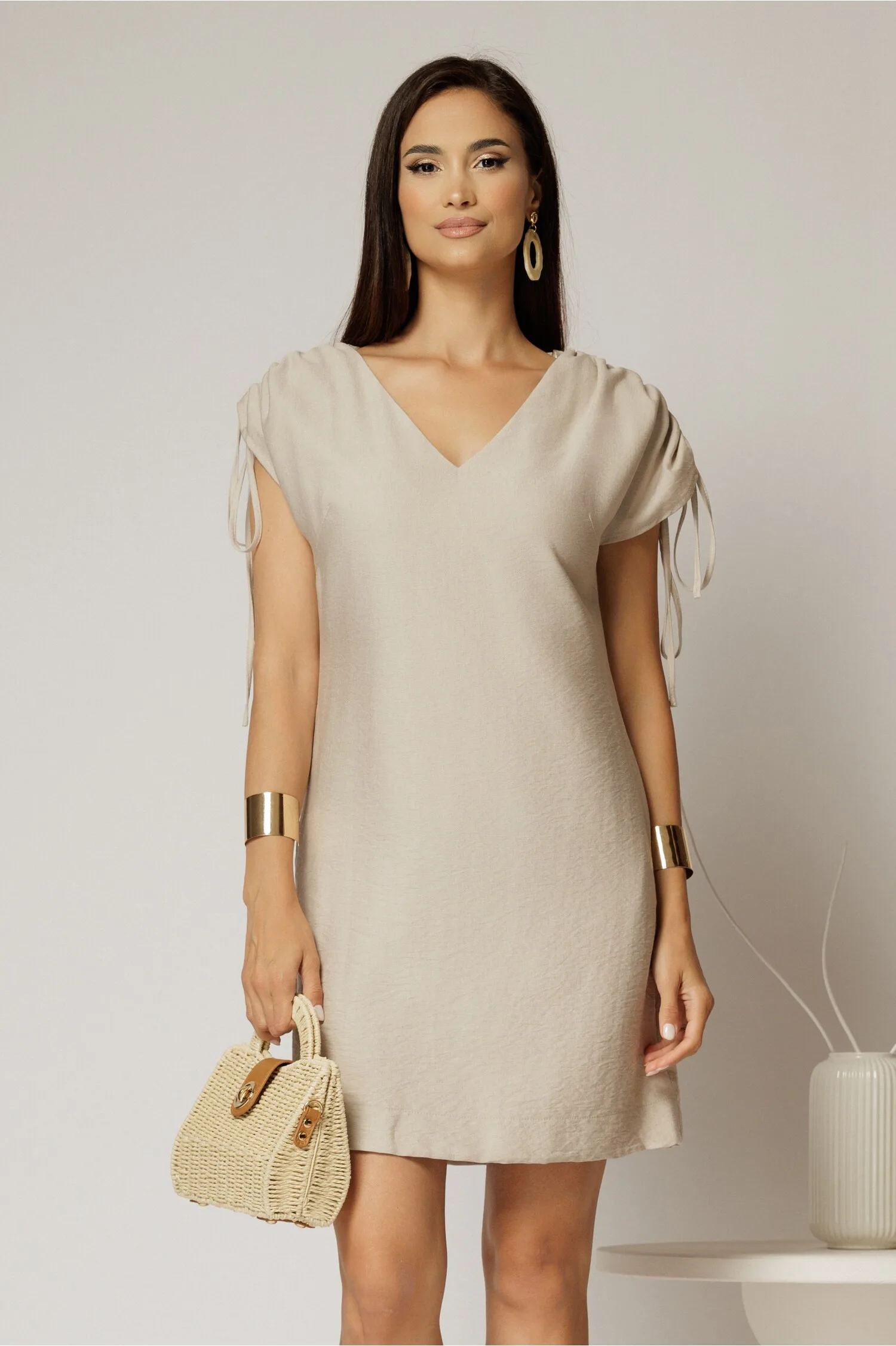 Rochie scurta bej cu croi drept din rayon cu decolteu in V si snur la maneci