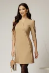 Rochie scurta bej cu nasturi decorativi si croi cambrat