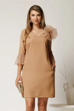 Rochie scurta bej din stofa cu mansete din voal plisat si floare maxi
