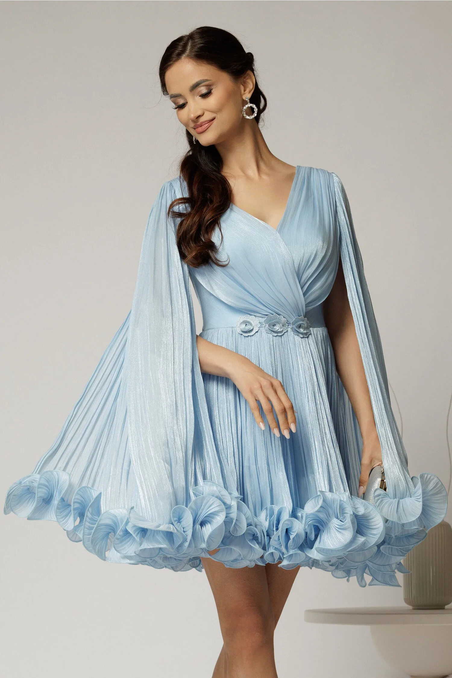 Rochie scurta bleu de ocazie cu aplicatii florale pe talie din voal peliculizat