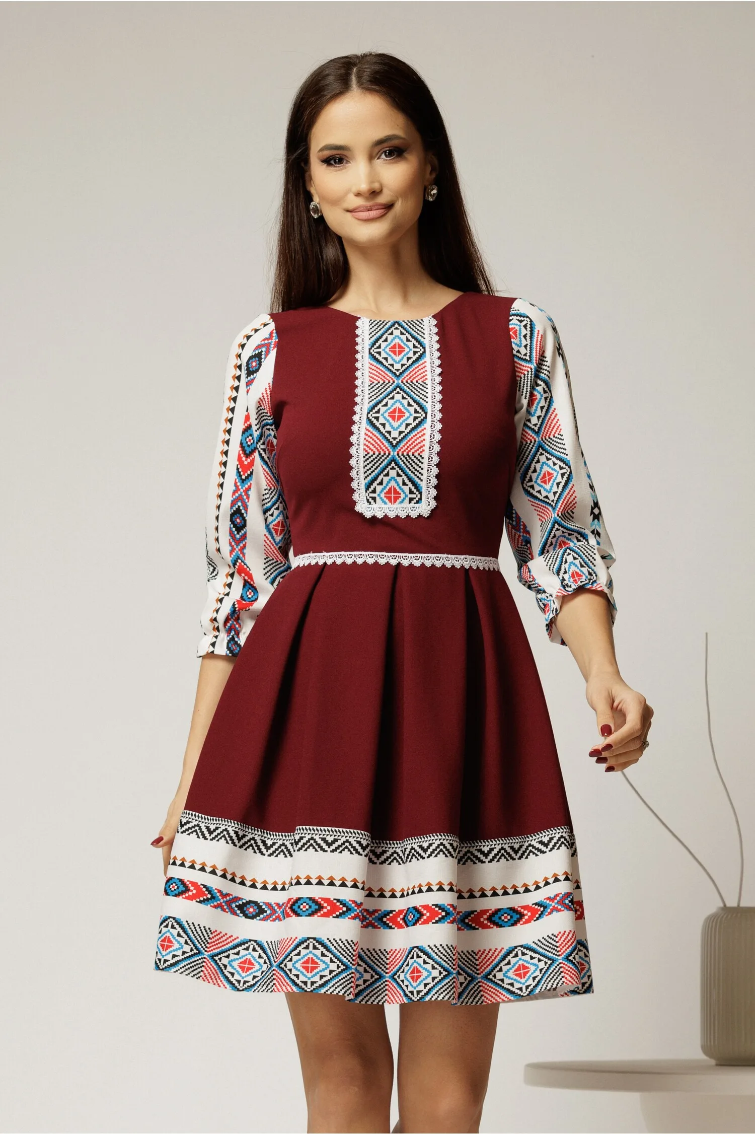 Rochie scurta bordo cu motive etno