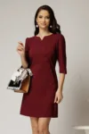 Rochie scurta bordo cu nasturi decorativi si croi cambrat