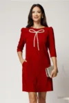 Rochie scurta bordo din stofa cu croi cambrat si funda din strasuri