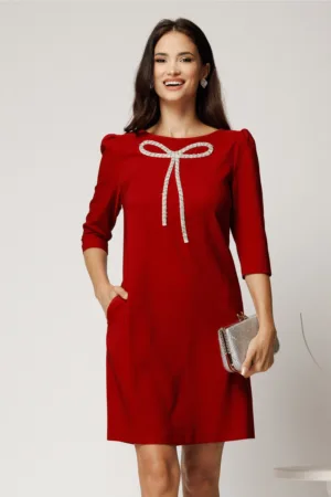 Rochie scurta bordo din stofa cu croi cambrat si funda din strasuri