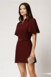 Rochie scurta bordo din stofa cu croi in clini si curea in talie