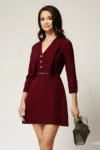 Rochie scurta bordo din stofa cu guler maxi ascutit si curea in talie
