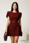 Rochie scurta bordo din stofa cu maneci tip lalea si curea in talie