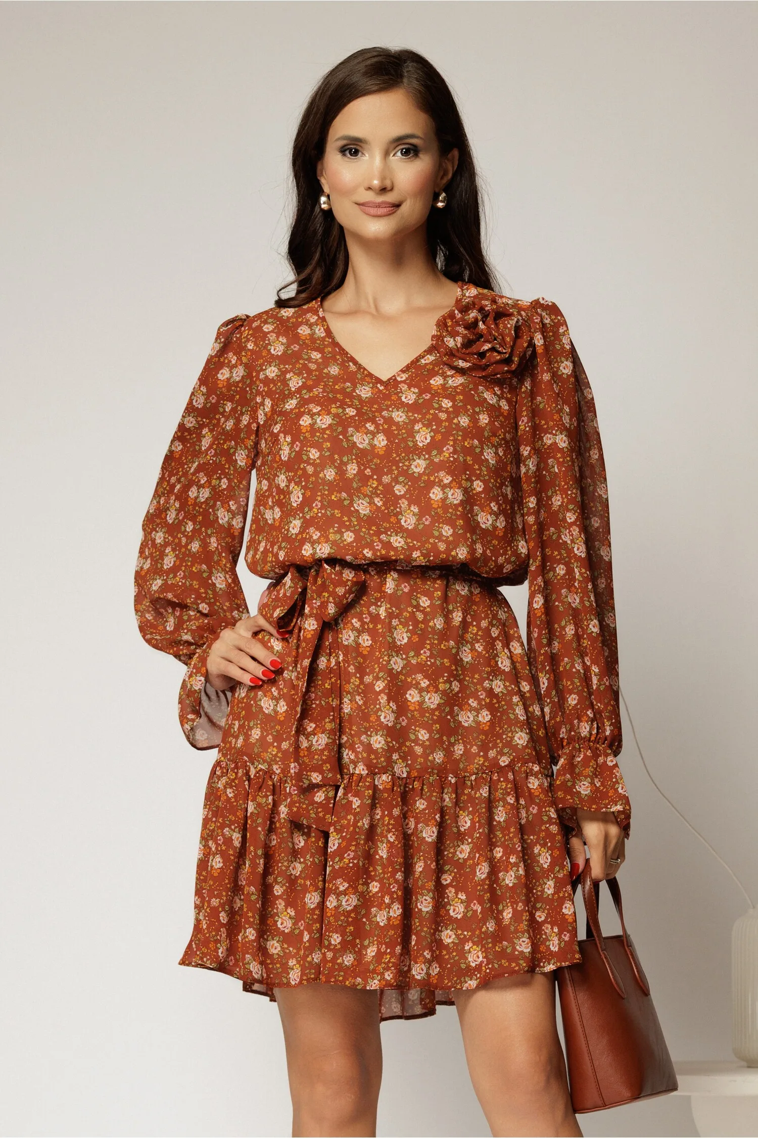 Rochie scurta caramizie cu imprimeu floral si volanas la baza