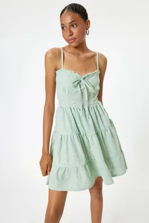 Rochie scurta cu croiala evazata si model perforat