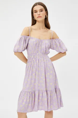 Rochie scurta cu model floral si maneci cazute