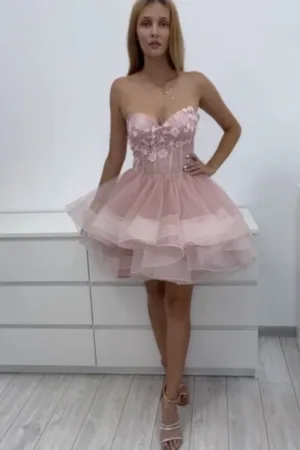 Rochie scurta cu partea superioara tip corset prevazuta cu broderie pretioasa si perle