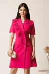 Rochie scurta fucsia din stofa tip sacou cu croi cambrat si volan pe bust