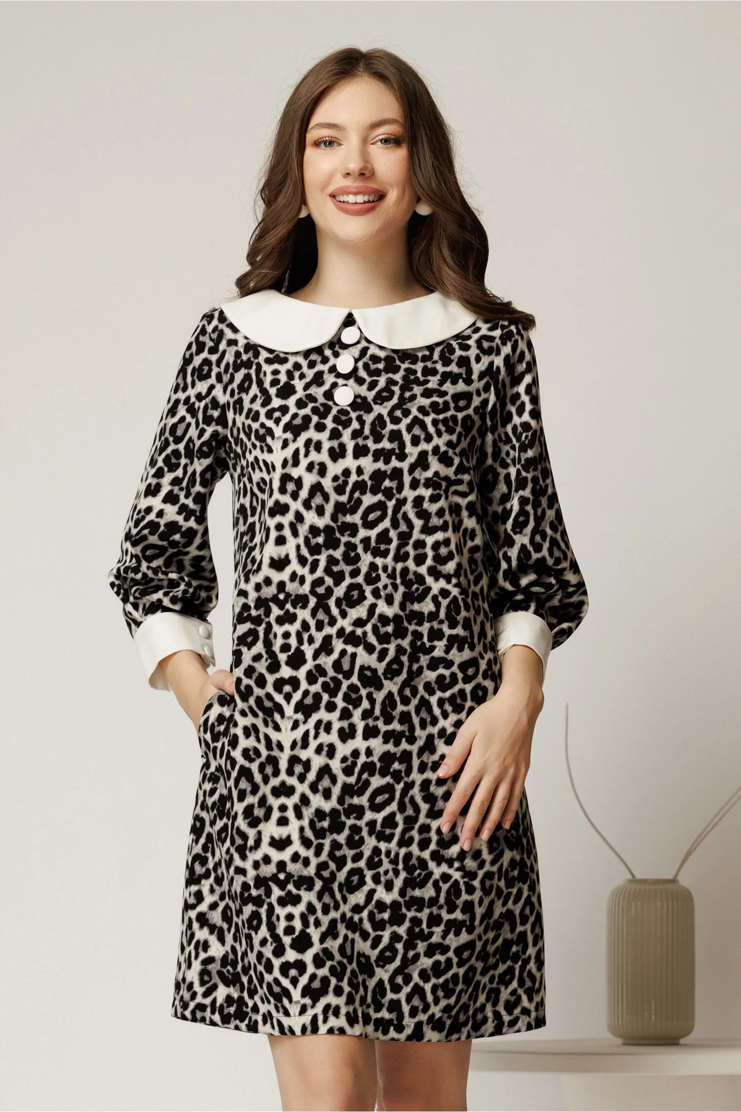 Rochie scurta gri din stofa cu imprimeu animal print si guler alb