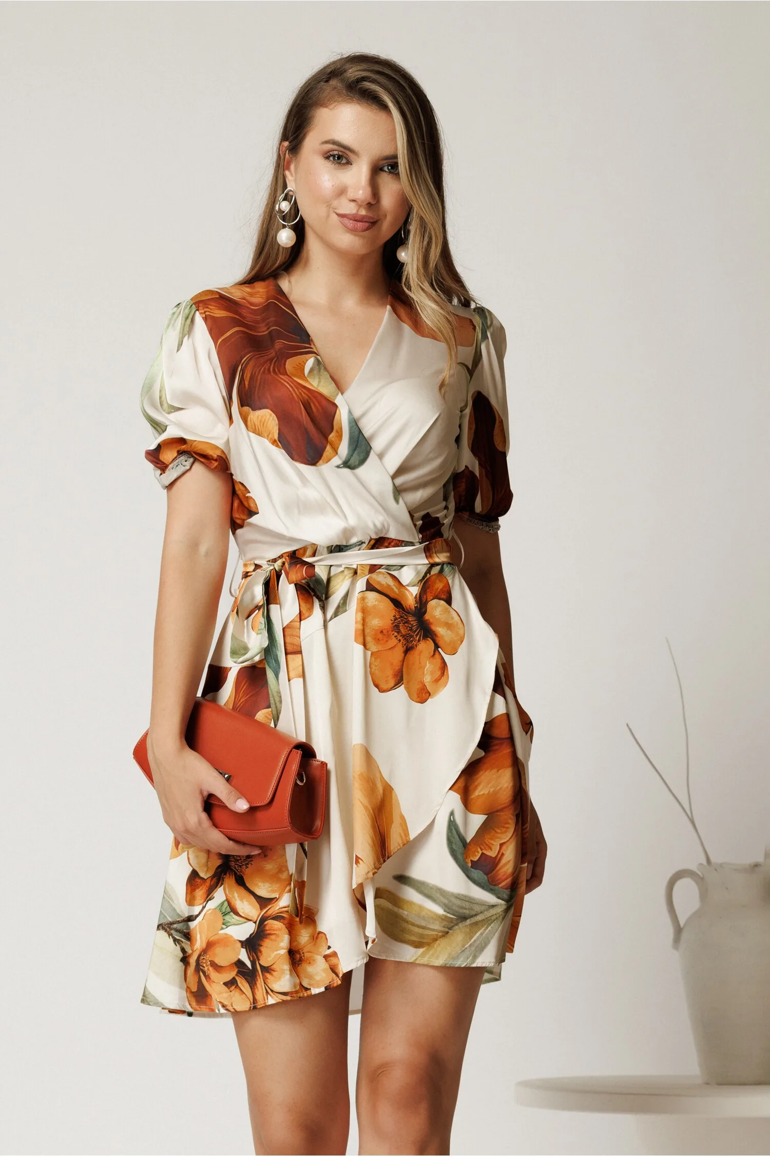 Rochie scurta ivory din satin cu imprimeu maro si cordon in talie