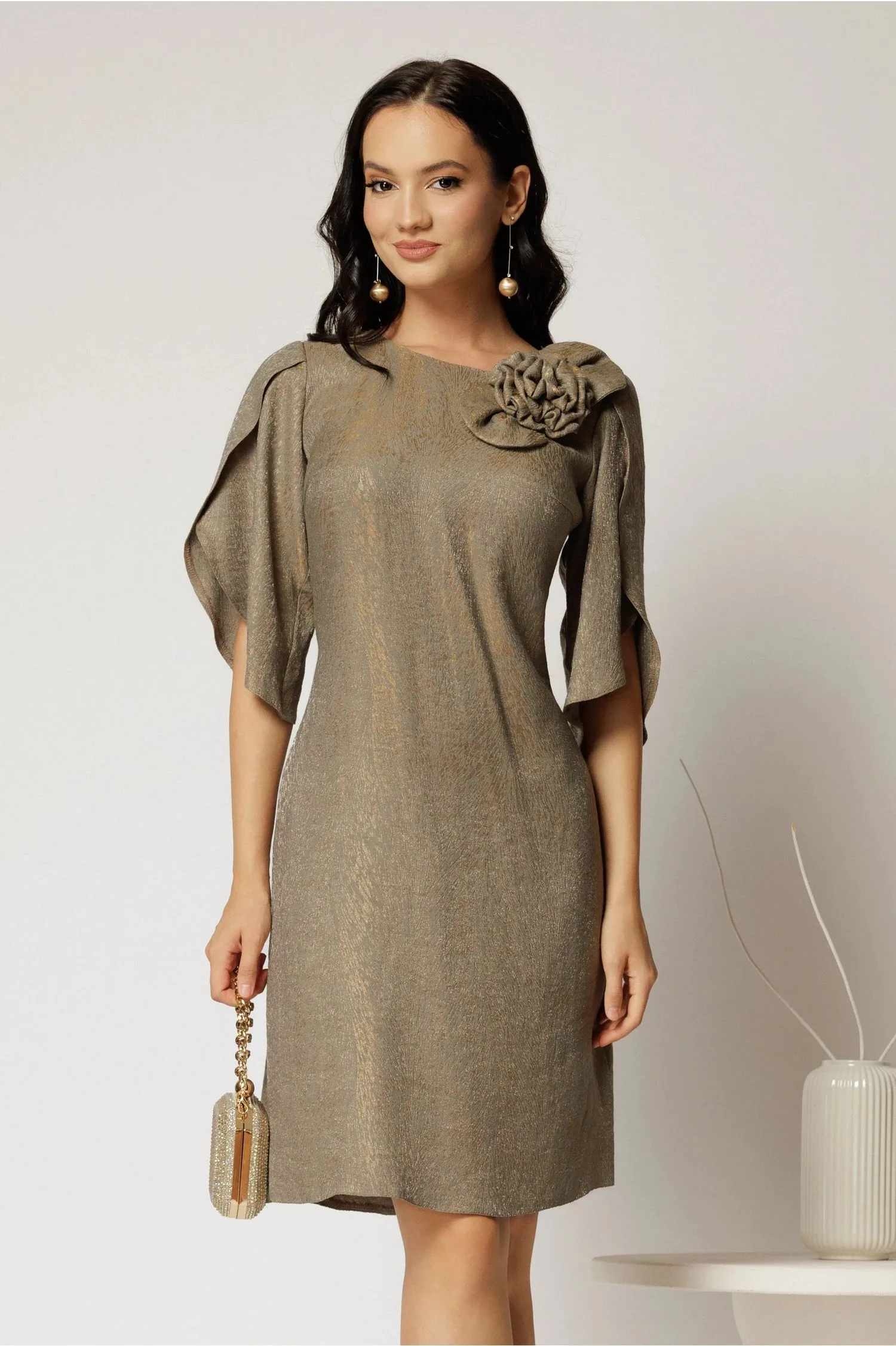 Rochie scurta kaki cu fir lurex cu croi drept si maneci tip lalea