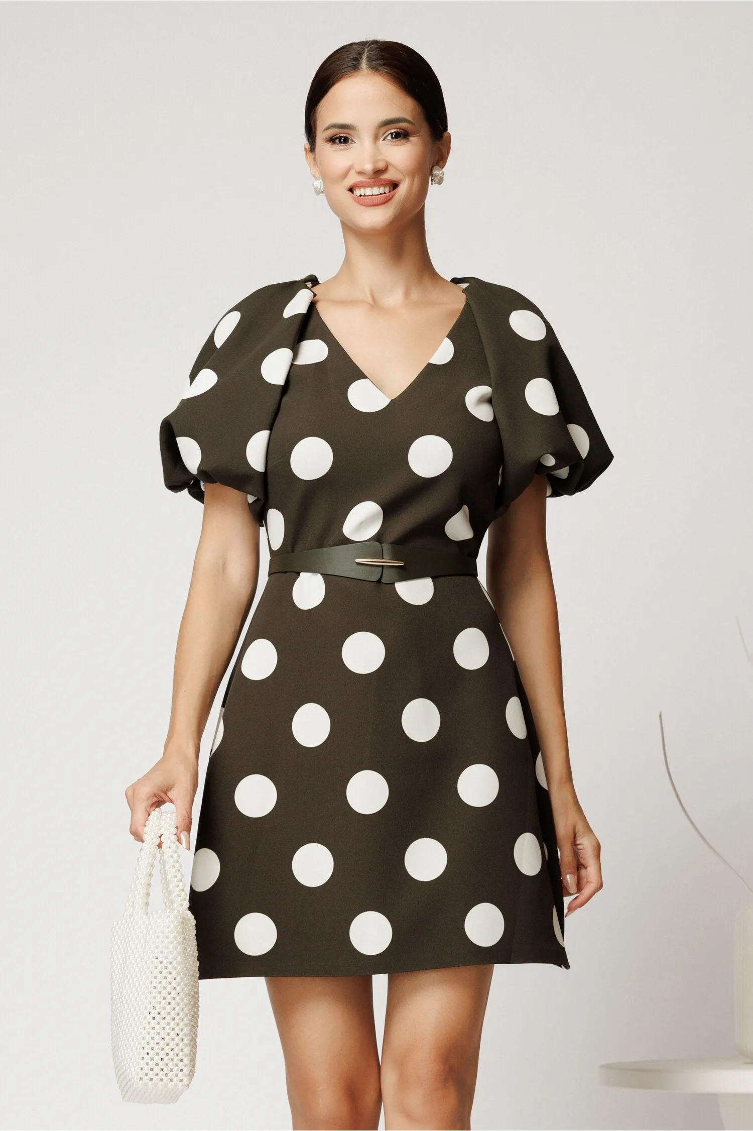 Rochie scurta kaki din stofa cu buline si curea in talie