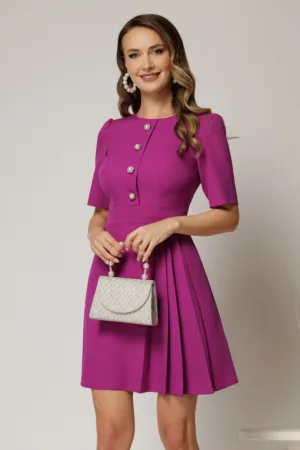 Rochie scurta magenta cu pliuri pe fusta si nasturi pe bust