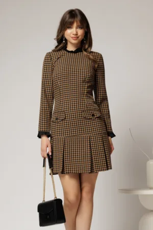 Rochie scurta maro cu imprimeuri negre si pliuri pe fusta