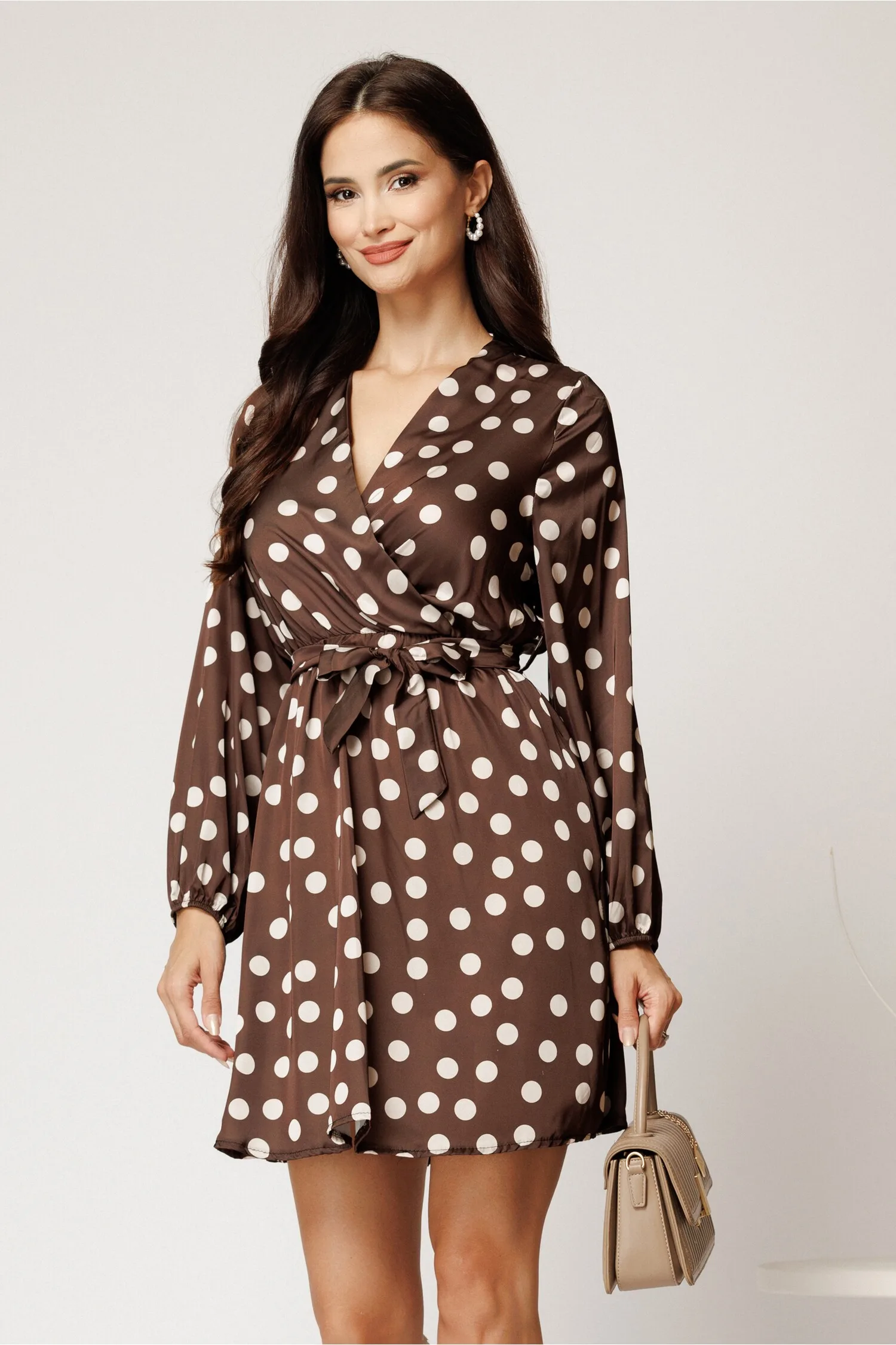 Rochie scurta maro din satin cu buline albe si cordon in talie