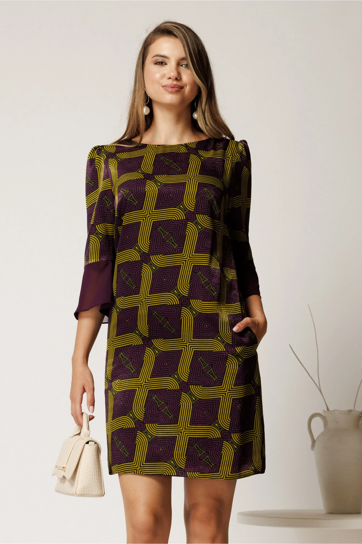 Rochie scurta mov din voal cu imprimeu lime si croi cambrat