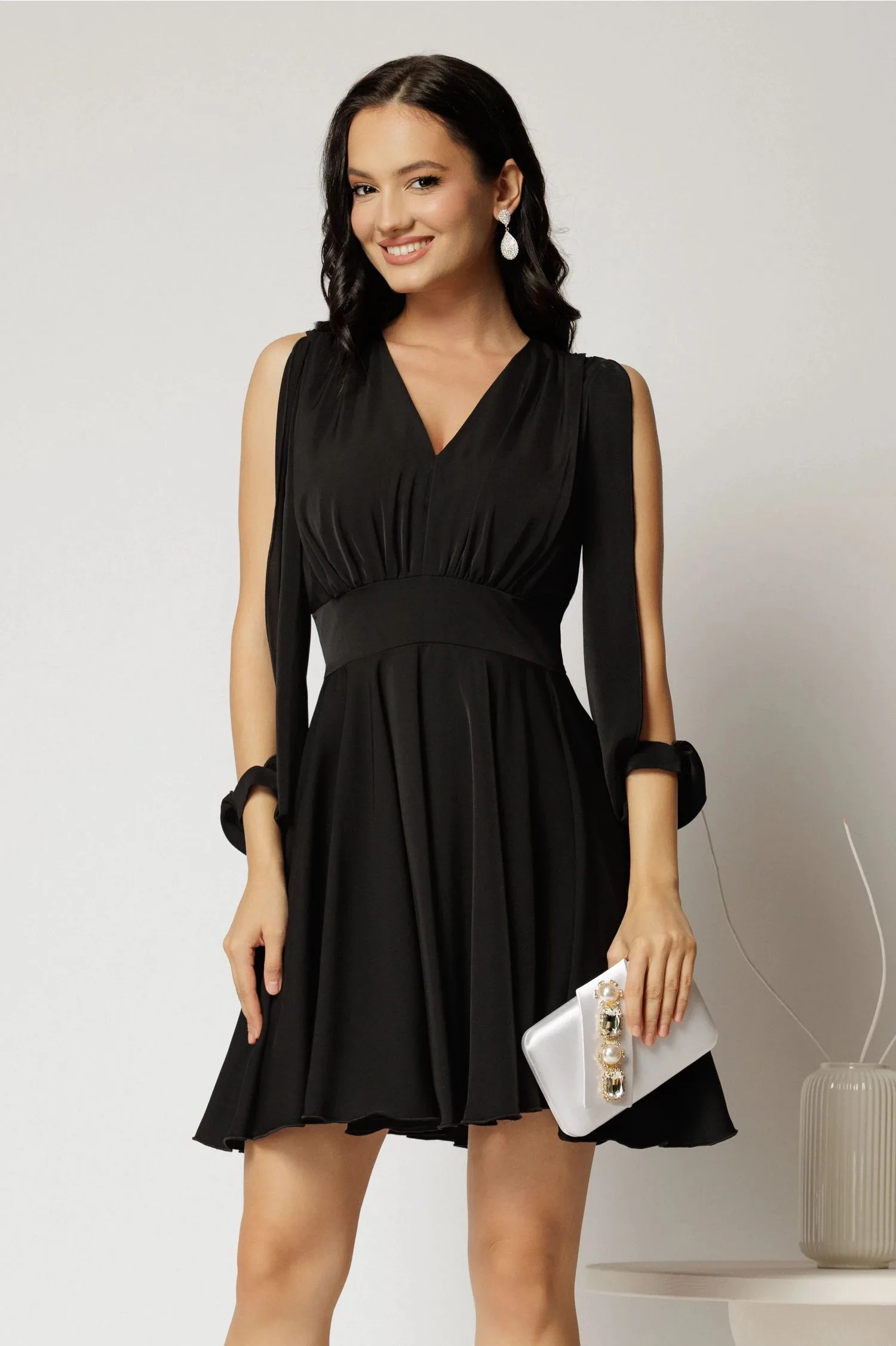 Rochie scurta neagra cu decolteu in V si maneci lungi sparte