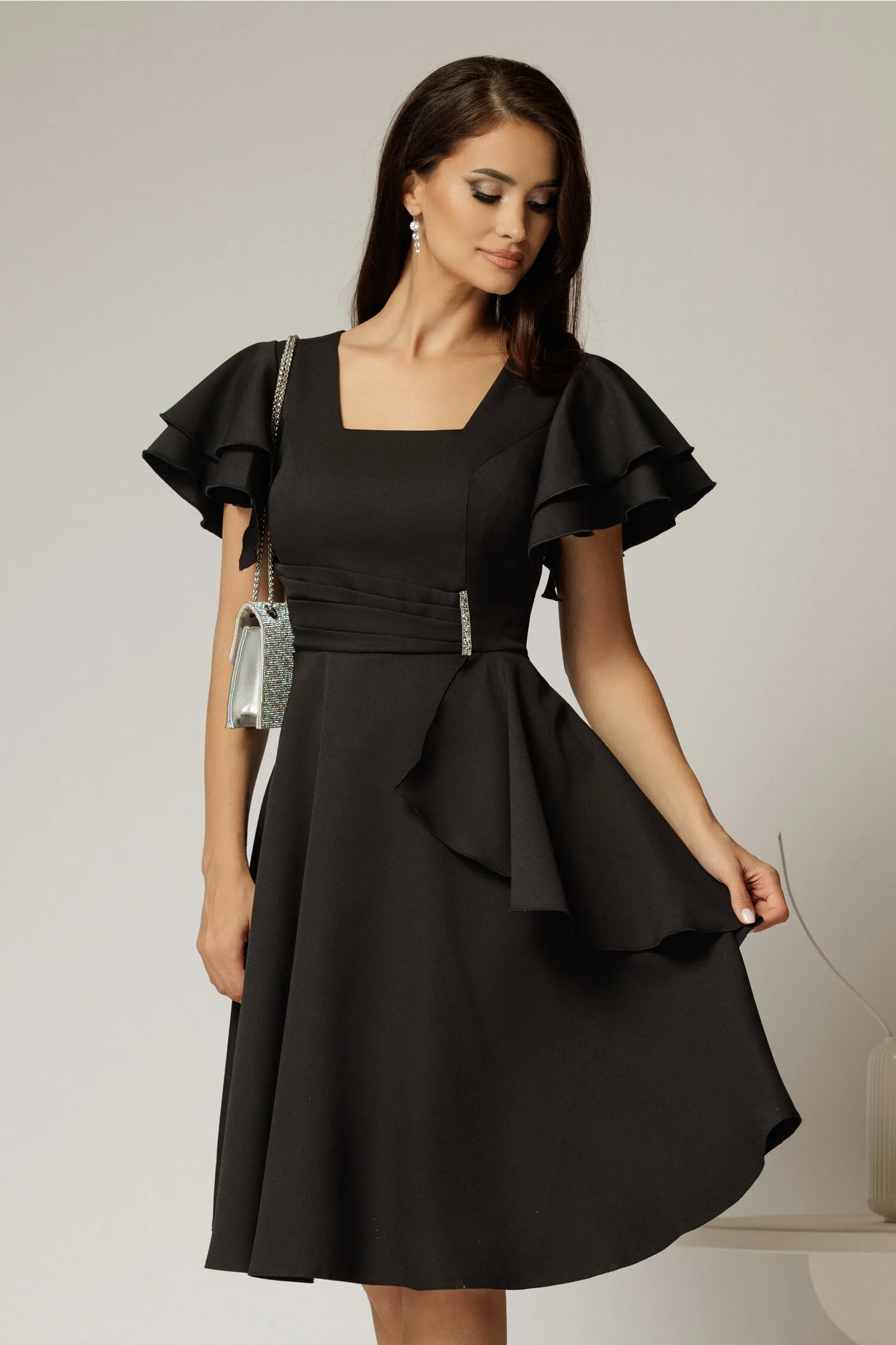Rochie scurta neagra cu maneci scurte evazate si aplicatie pe talie