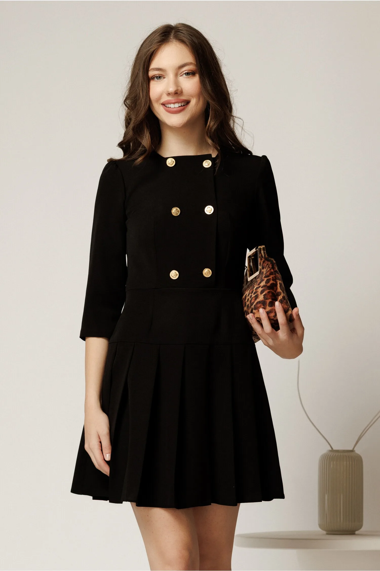 Rochie scurta neagra cu nasturi pe bust si pliuri pe fusta