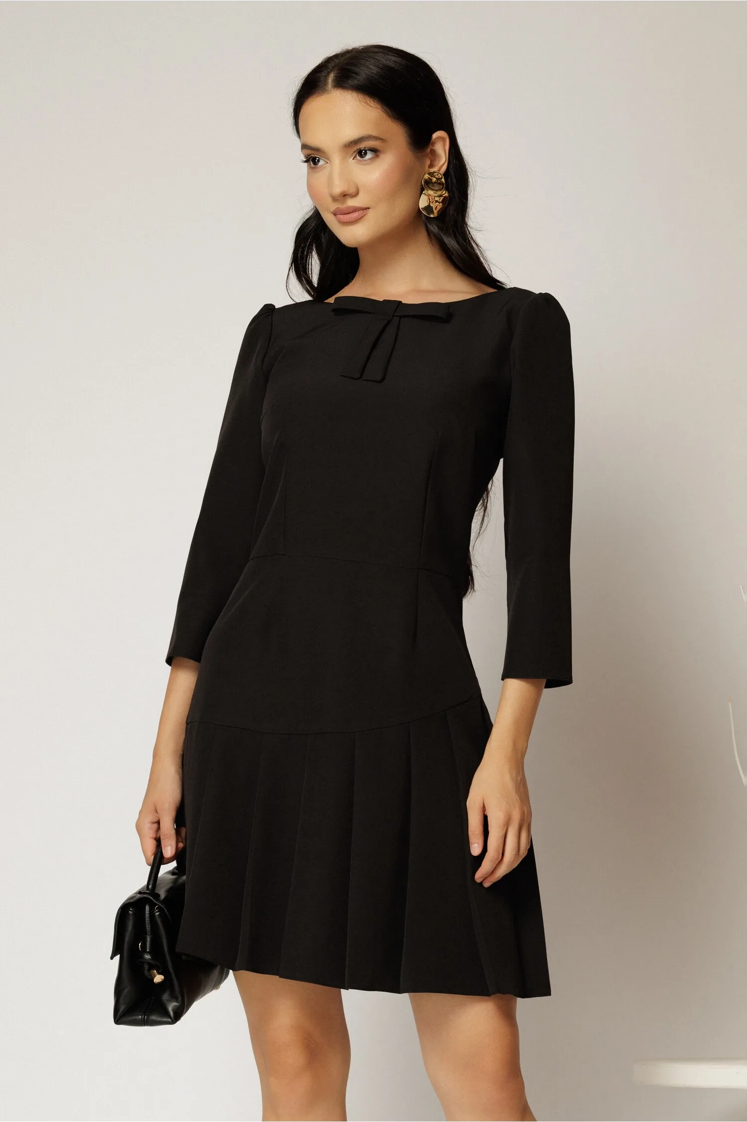 Rochie scurta neagra cu pliuri pe fusta si funda la bust