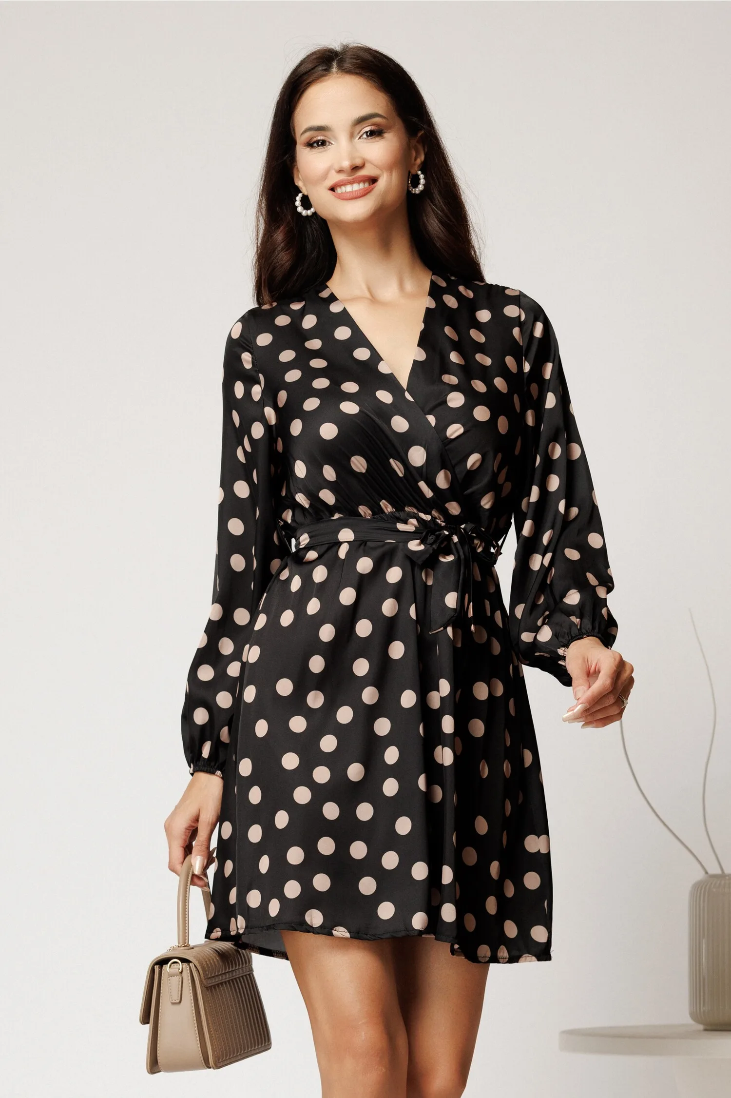 Rochie scurta neagra din satin cu buline bej si cordon in talie