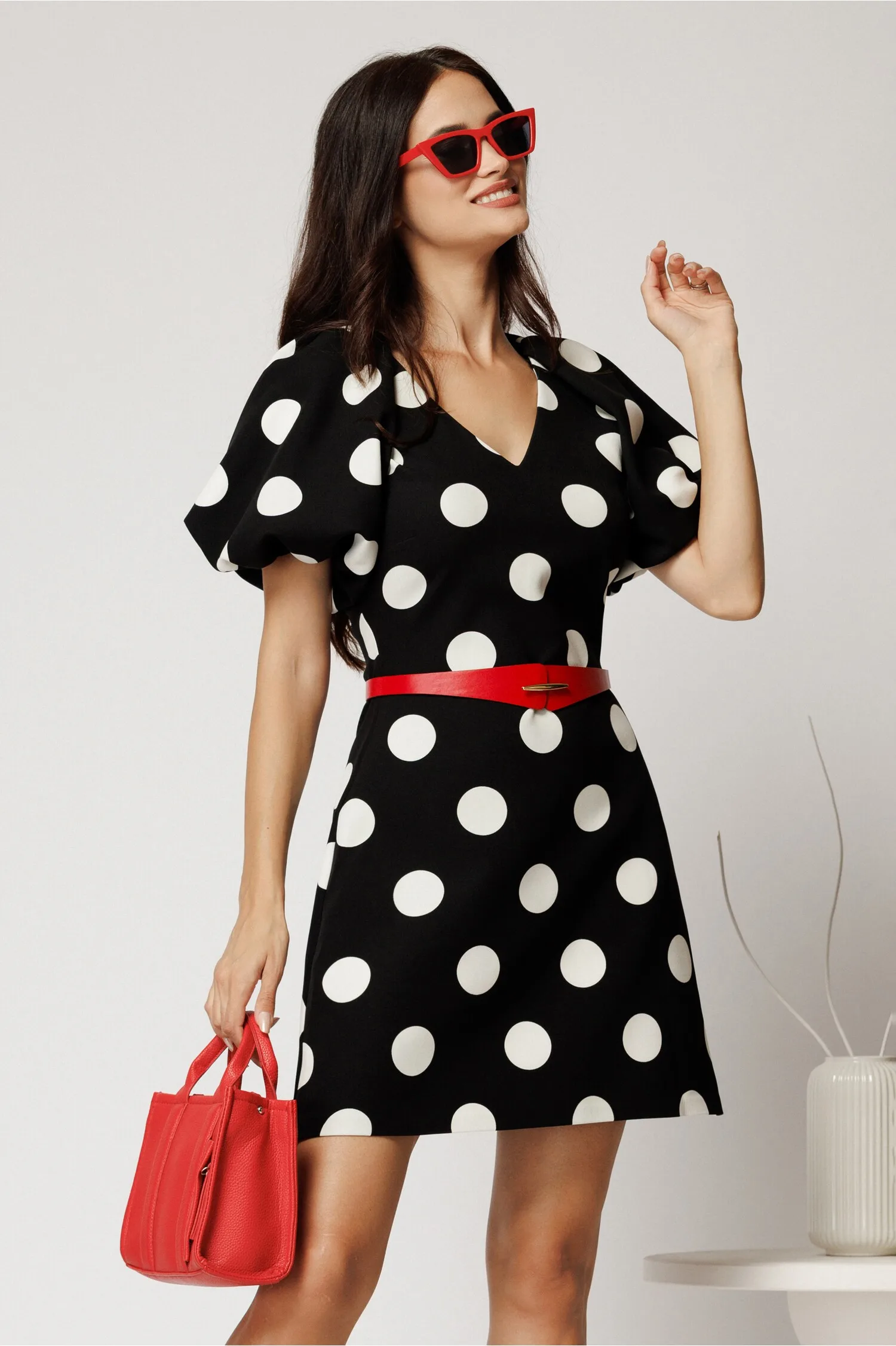 Rochie scurta neagra din stofa cu buline si curea in talie