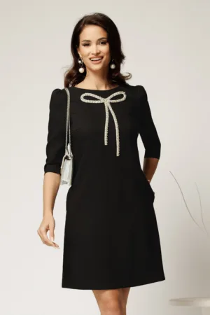 Rochie scurta neagra din stofa cu croi cambrat si funda din strasuri