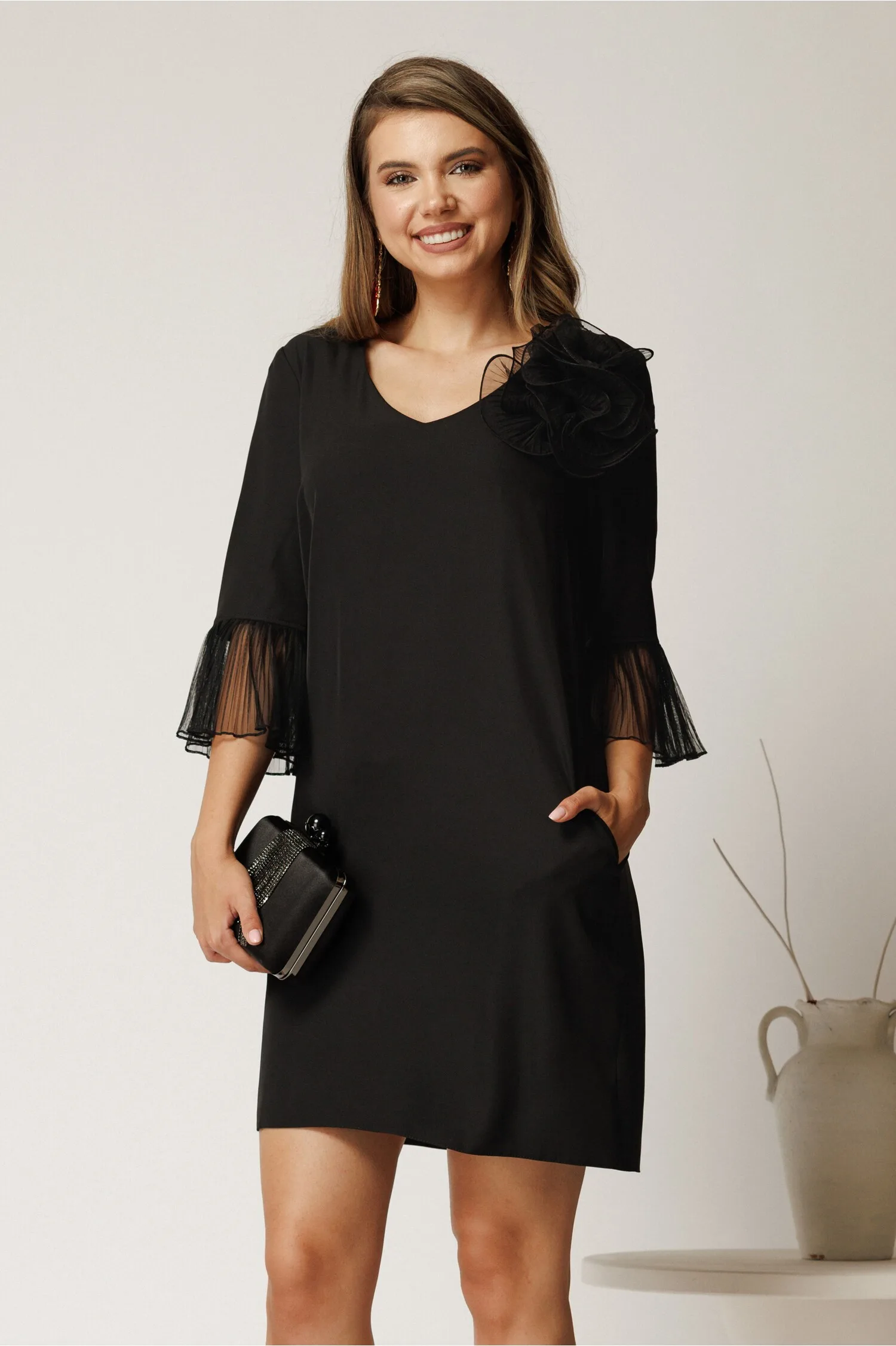 Rochie scurta neagra din stofa cu mansete din voal plisat si floare maxi