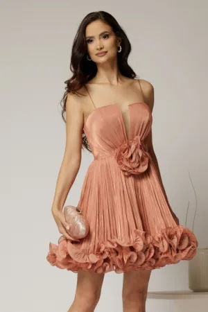 Rochie scurta roz coniac din voal in clos cu volanase si floare maxi pe talie