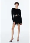 Rochie scurta tricotata cu croiala cambrata si terminatie nefinisata