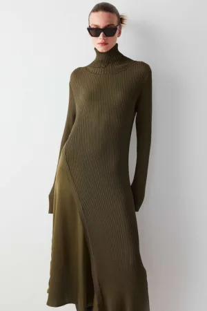 Rochie striata cu guler inalt