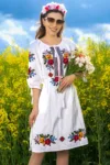 Rochie traditionala alba Casandra cu trandafiri brodati