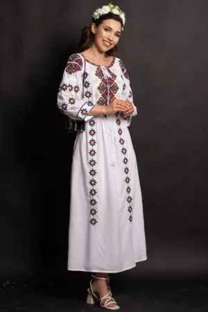 Rochie traditionala alba Coralia cu broderie cu simbolul rombului