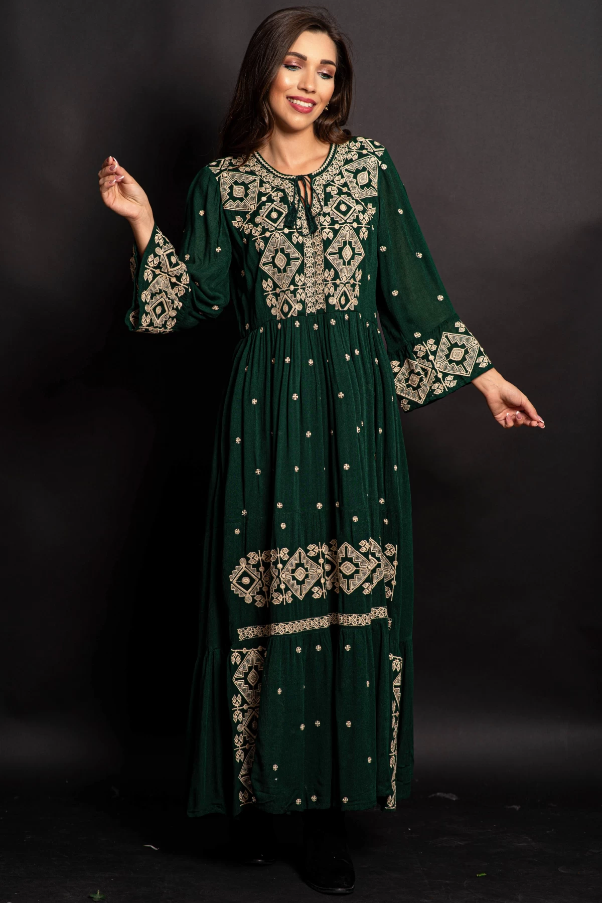 Rochie traditionala verde Gina lunga cu broderie bej