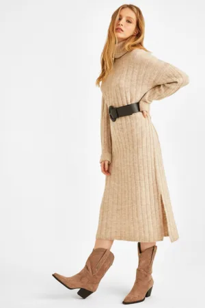 Rochie tricotata cu guler inalt si maneci cazute