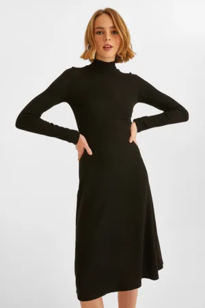 Rochie tricotata fin cu guler mediu