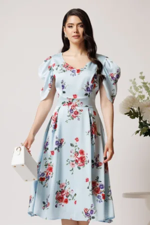 Rochie vaporoasa din satin bleu cu trandafiri roz
