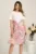 Rochie midi alba cu trandafiri maxi roz din stofa cu croi drept