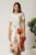 Rochie midi alba din satin cu imprimeu floral la baza si cordon in talie